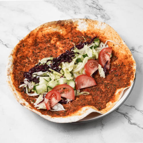 Lahmacun mit Salat