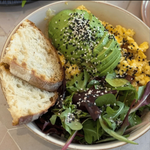 Rührei mit Avocado