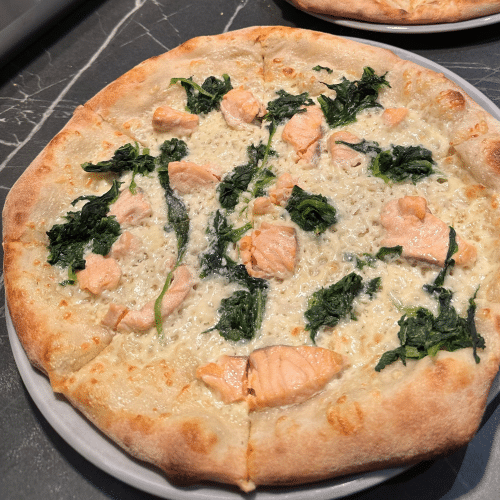 Weiße Pizza Lachs Spinat