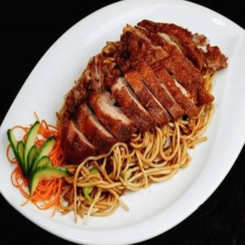 Frittierte Entenbrust auf gebratenen Nudeln 炸鸭炒面