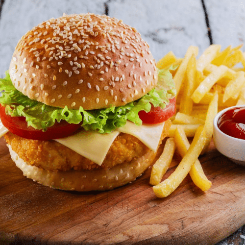 Chickenburger mit Pommes und Getränk