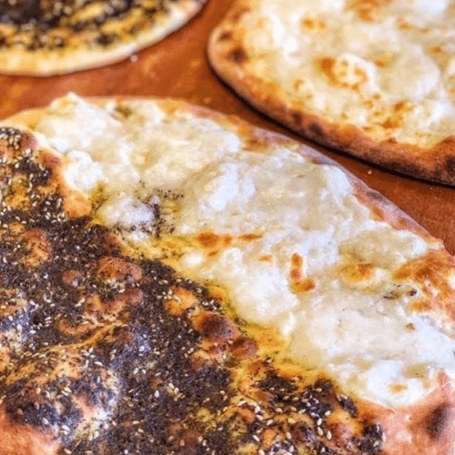 Manakish mit Thymian, Käse und Cocktailsauce