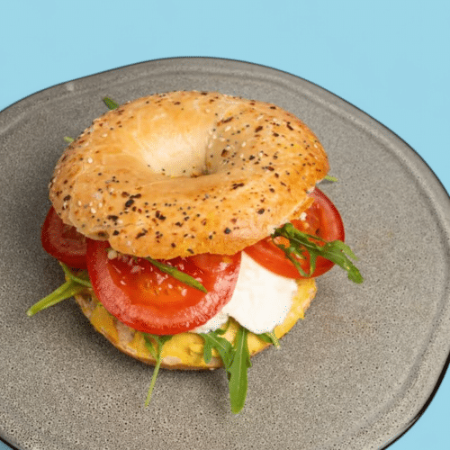 Bagel mit Tomaten und Mozzarella