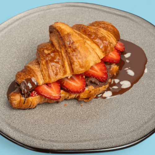 Croissant mit Schoko-Hummus