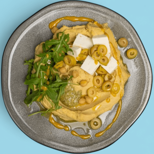Hummus mit Oliven und Feta