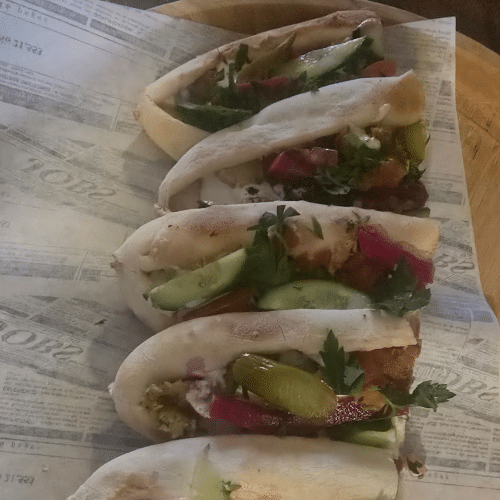 Manaqisch mit Falafel