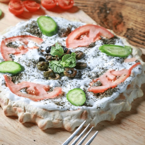 Manaqisch mit Joghurt und Gemüse