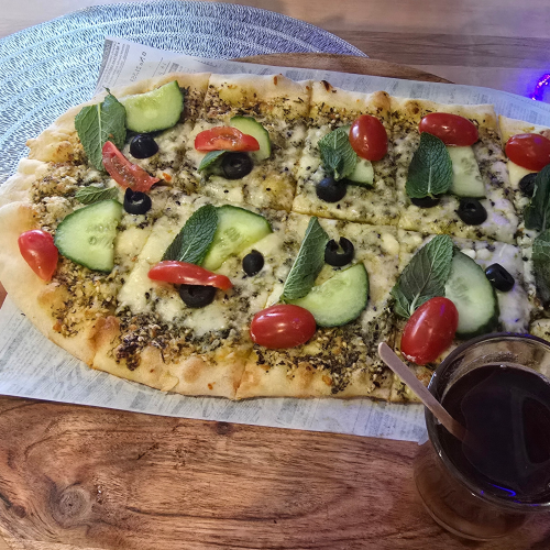 Manaqisch mit Thymian und Gemüse