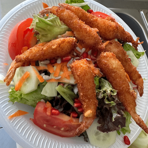 Gemischter Salat mit knusprigen Garnelen
