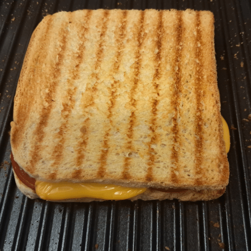 Ein Toast mit Salami und Käse