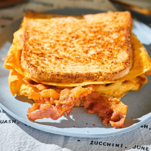 Toast mit Bacon und Ei