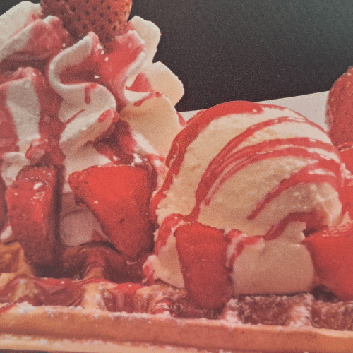 Waffel mit frischen Erdbeeren, Vanilleeis, Sahne und Soße