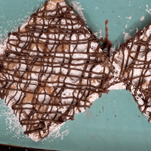 Waffel mit Puderzucker und Nutella