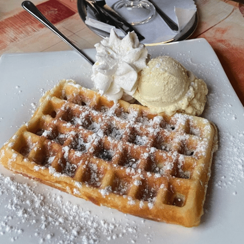 Waffel mit Vanille Eis und Puderzucker