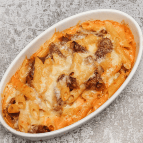 Penne mit Dönerfleisch, Weißkäse, Soße & Käse überbacken