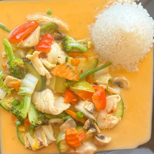 Rotes Thai Curry mit Hähnchenfleisch