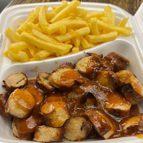 Currywurst mit Pommes frites und Currysauce