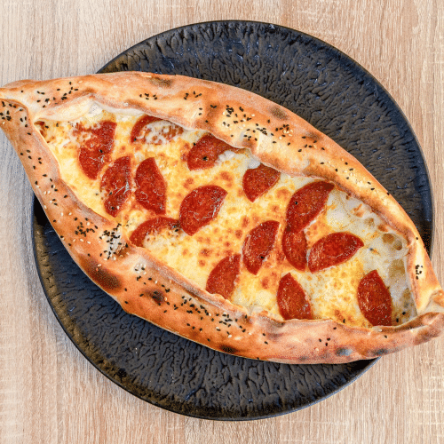 Pide Sucuk und Weichkäse