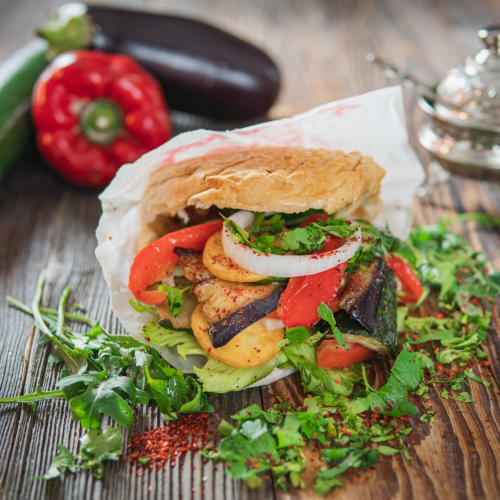 Gemüse und Falafel im Fladenbrot
