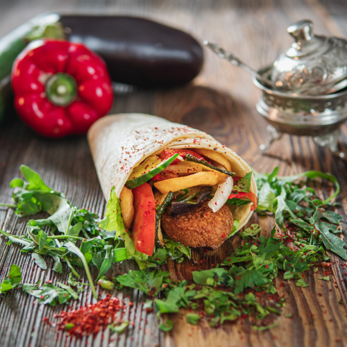 Yufka mit Falafel und Gemüse
