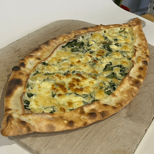 Pide mit Spinat und Weichkäse