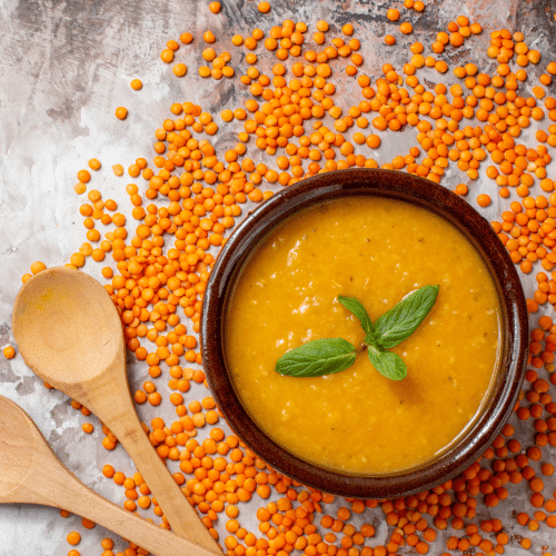 Linsensuppe mit Fladenbrot und Zitrone
