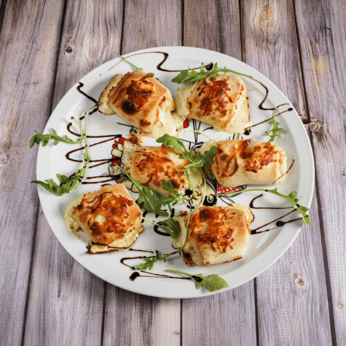 Gefüllte Pizzabrötchen mit Käse, Sauce Hollandaise und