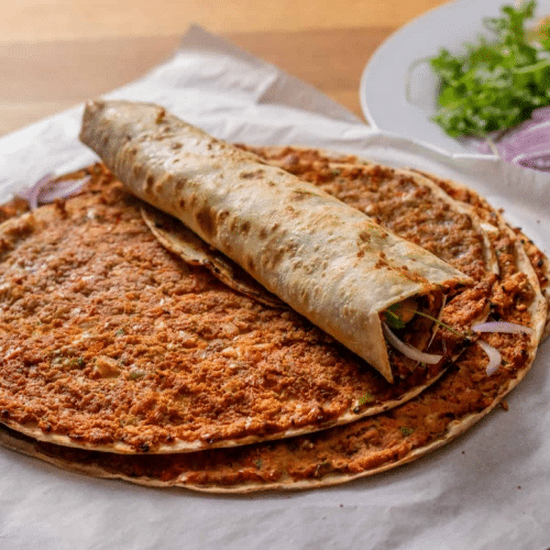 Lahmacun mit Salat