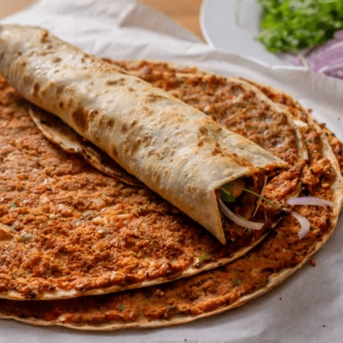 Lahmacun mit Salat
