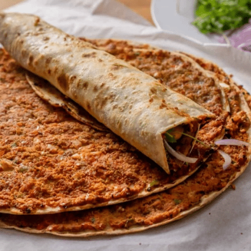 Lahmacun mit Dönerfleisch und Salat