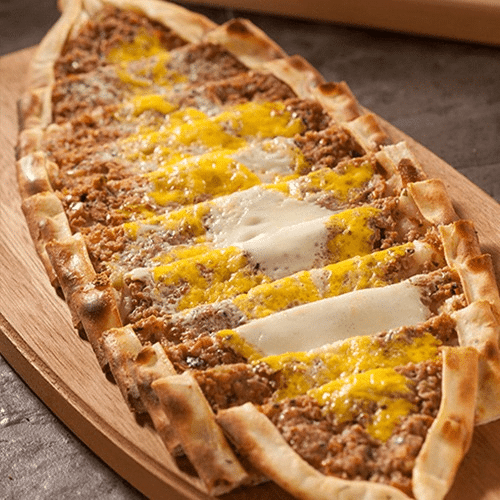 Pide mit Hackfleisch und Ei