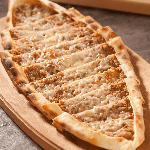 Pide mit Hackfleisch und Käse