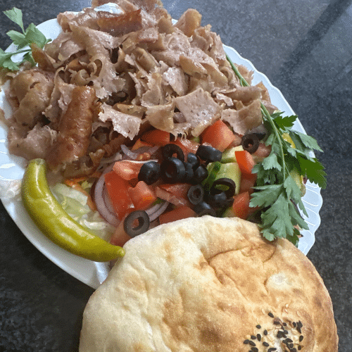Dönerteller mit Salat und Fladenbrot