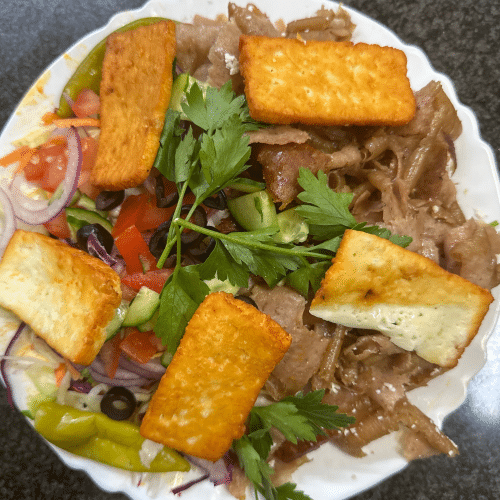 Dönerteller mit Salat und Halloumi