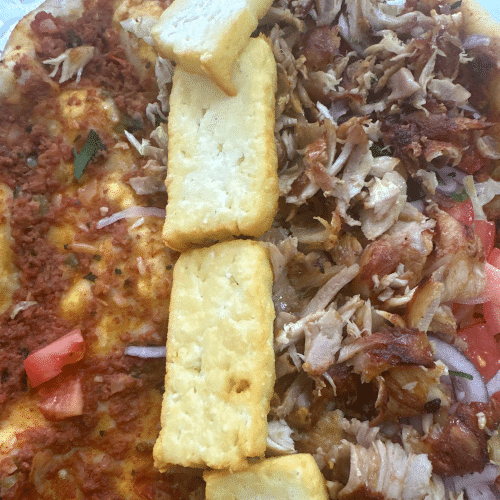 Türkische Pizza mit Fleisch und Halloumi