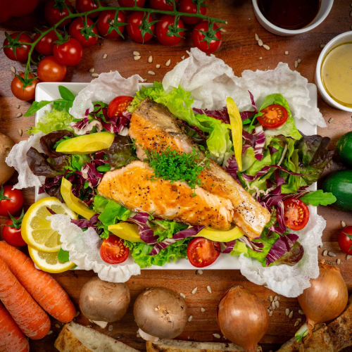 Lachsfilet auf Salatmix