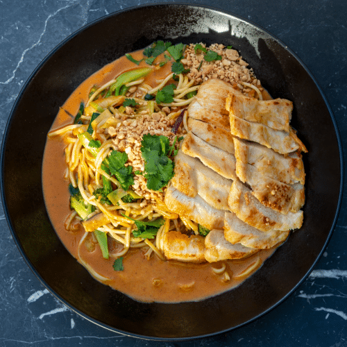 Nudeln in roter Thai-Curry- & Erdnusssoße