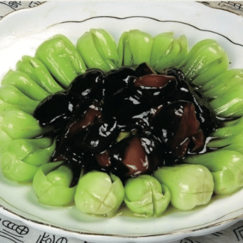 Chinesische Pilze mit Pak Choi und Knoblauch