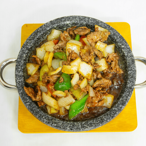 Gebratenes Rindfleisch mit Zwiebeln