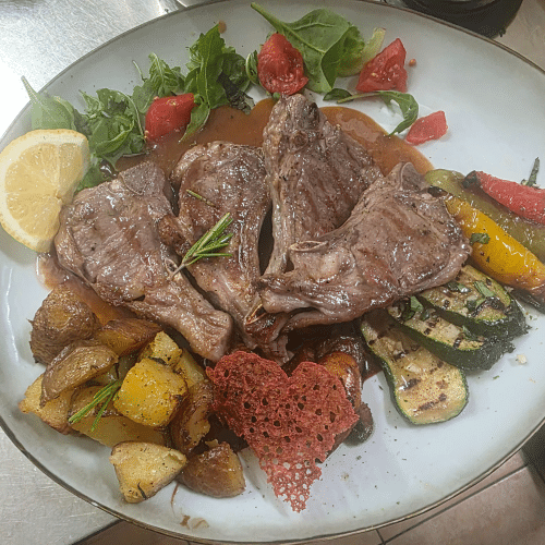 Lammkotelett mit Gemüse und Rosmarin Kartoffeln