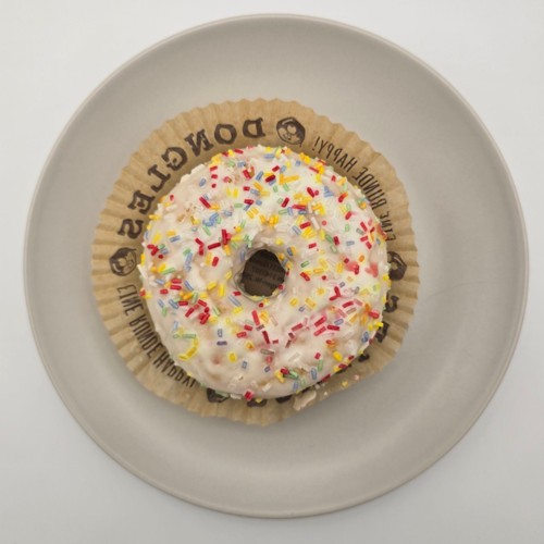 Donut mit bunten Streuseln