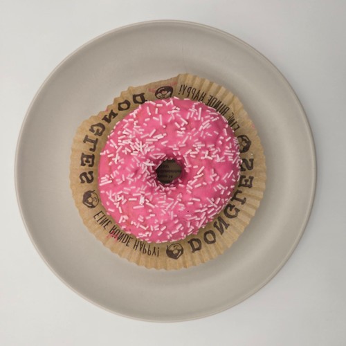 Pinker Donut mit Streuseln
