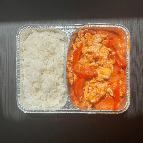 Gebratene Eier mit Tomaten