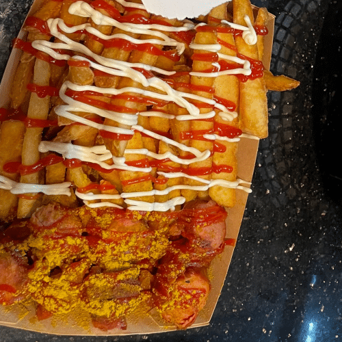 Curry-Wurst mit Fritten