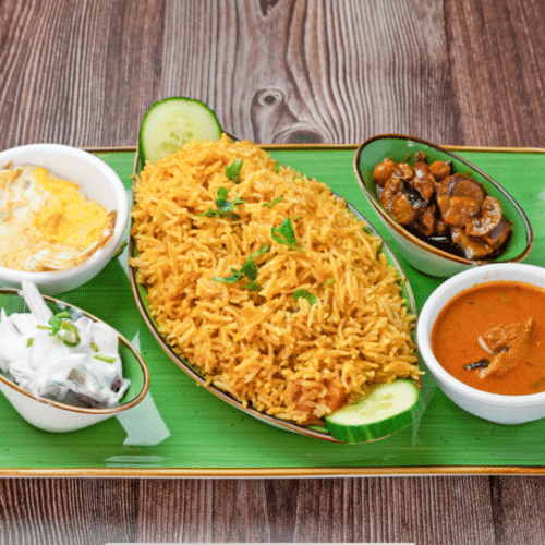 Chicken Biryani mit Raitha und Ei