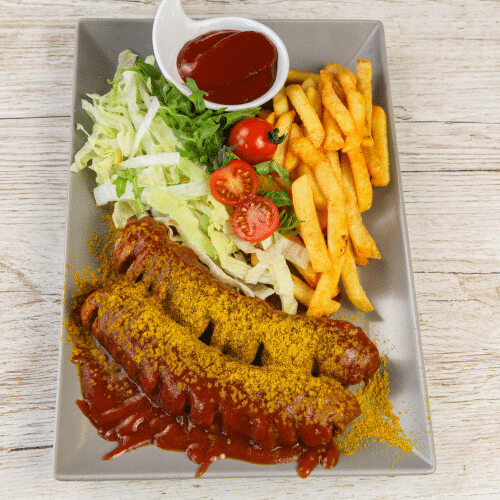 Currywurst mit Pommes oder Salat