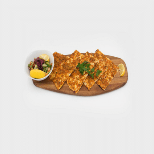 Lahmacun mit Rinderhackfleisch und Salat