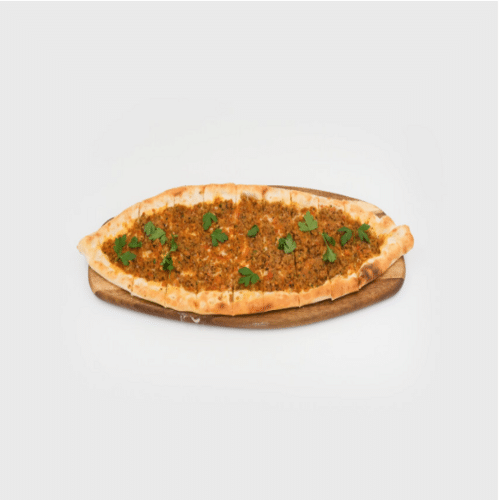 Pide mit Rinderhackfleisch, Ei und Salat