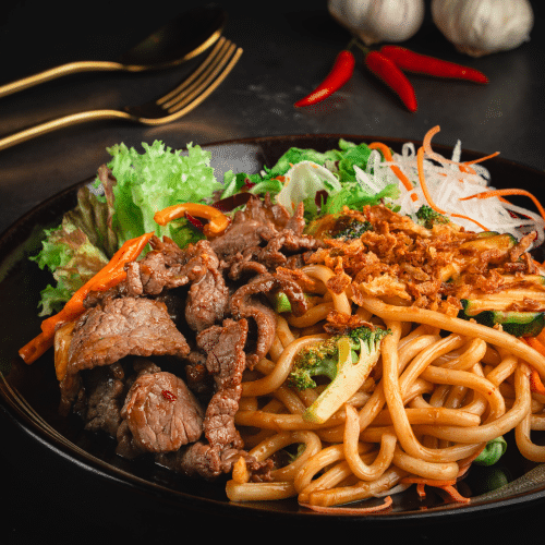 Yaki Udon mit gegrilltem Rinderfilet
