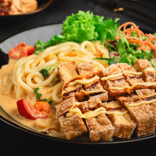 Yellow Curry Udon mit knusprigem Tofu